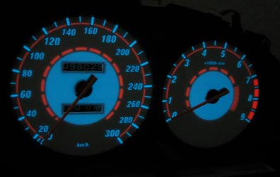 Toyota celica t18   -  Plasmatachoscheiben leuchtend