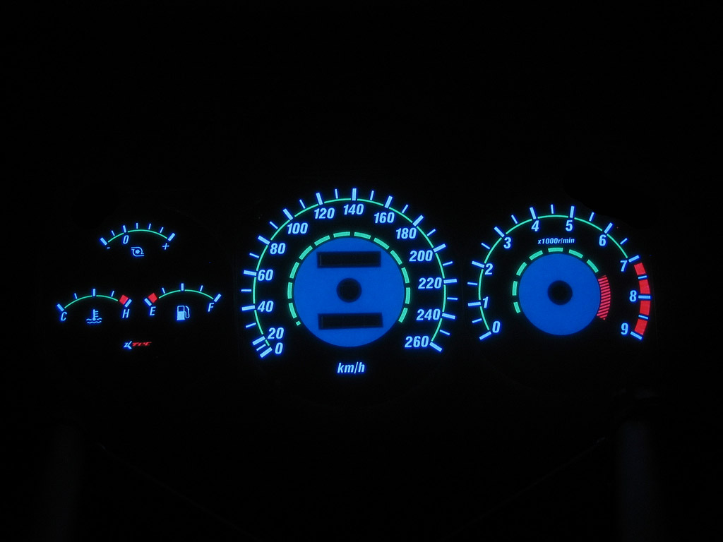 Toyota celica t18 turbo   -  Plasmatachoscheiben leuchtend